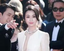 汤唯素颜护女显母爱，机场合十恳请获赞，网友齐赞暖心育儿