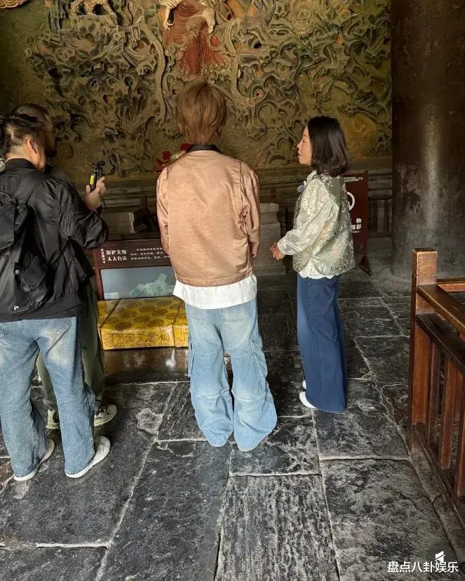 鹿晗和关晓彤都去了寺庙，低调现身，前后被偶遇成焦点！