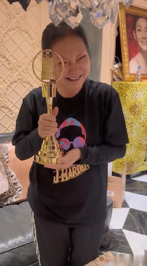 破防了！小S用奖杯补妈妈的心，可大S相框旁的杂物让人心寒！