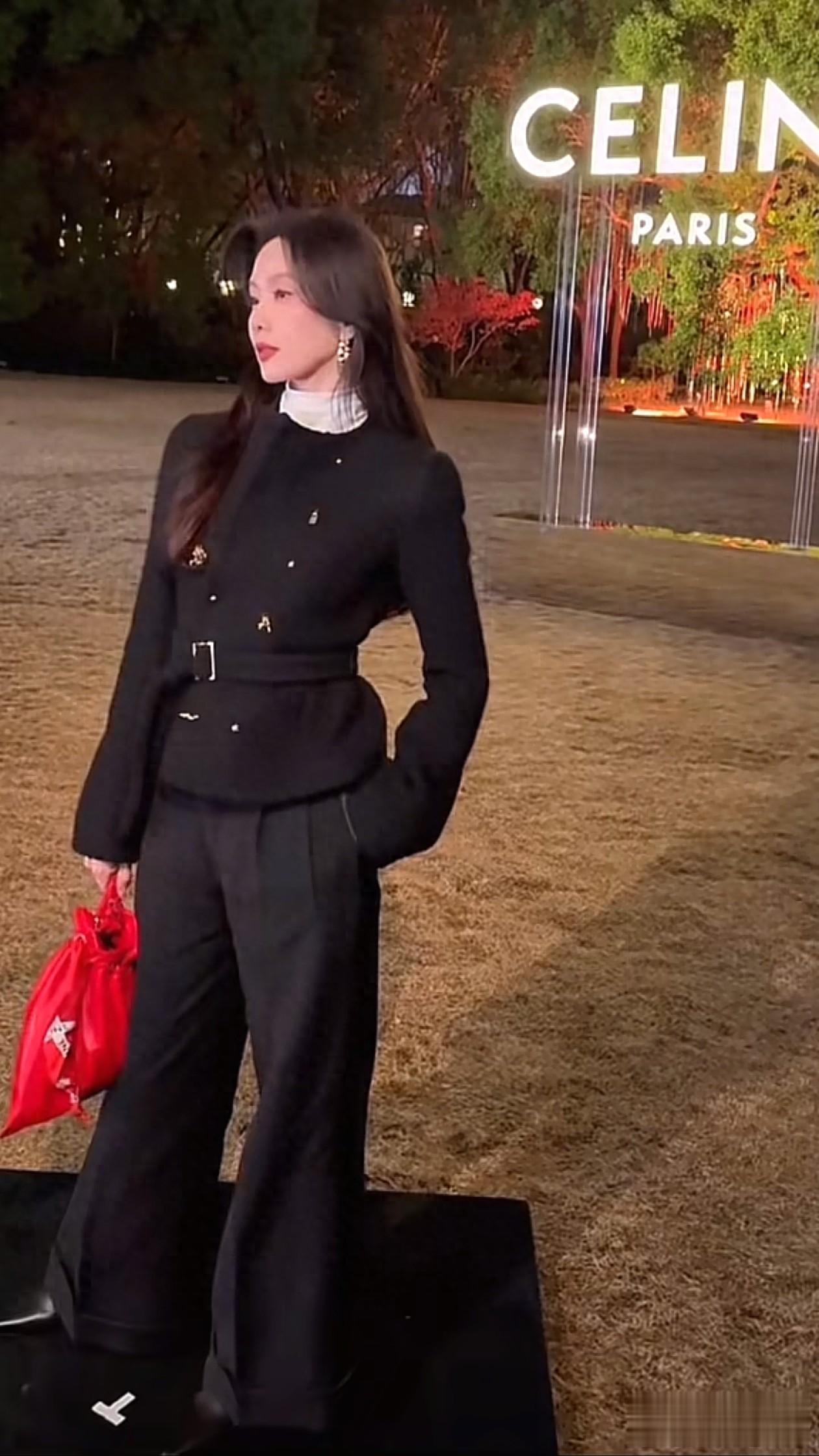 38岁刘诗诗活动穿搭：微卷发+收腰外套+阔腿裤，千金范十足