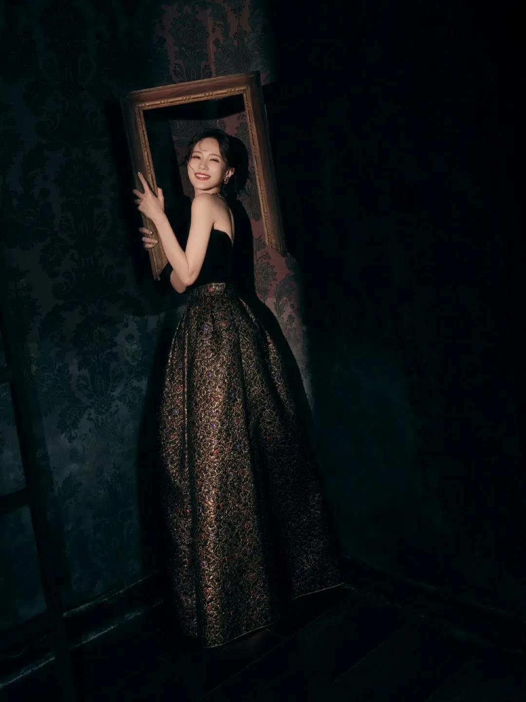 李一桐：飞机上脱鞋引热议，私下竟是这样真实可爱的女神