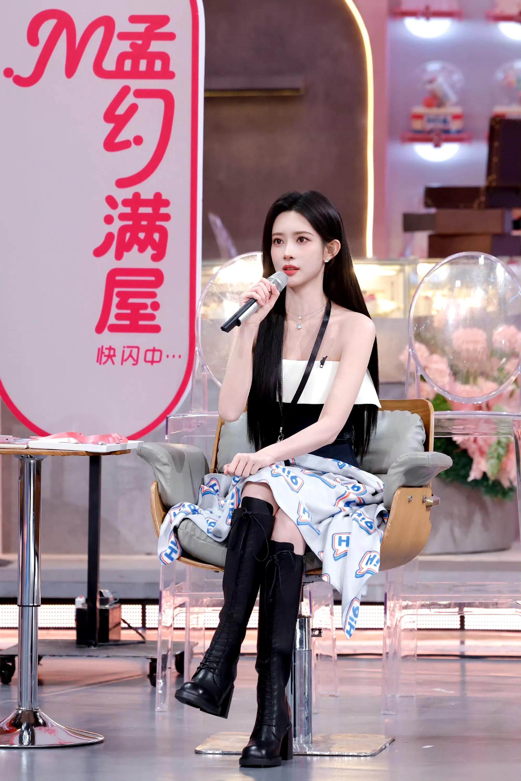 孟子义今日综艺节目美照，黑色长筒靴好迷人