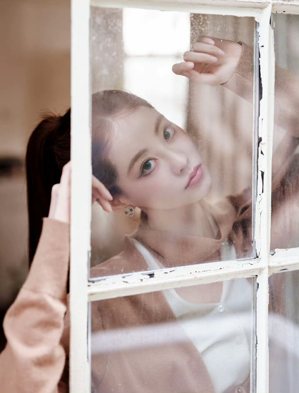 祝绪丹高马尾造型写真，脚踩高跟腿真嫩