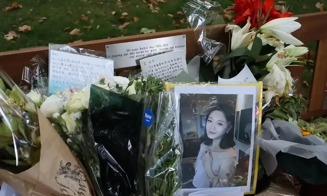 光头给女明星“守墓”都快走火入魔，下大雨穿雨衣还在，不活了？