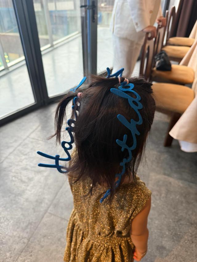 41岁朱珠晒全家福庆生，一家三口盛装出席生日宴，刘亦菲也有参加