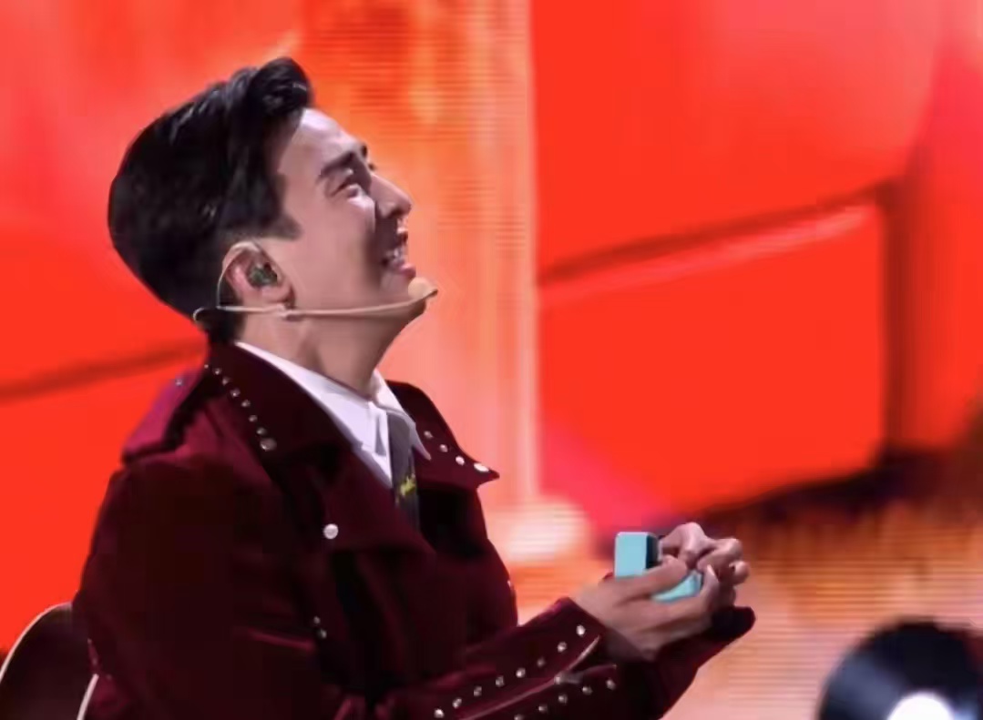 甜炸了!李川跨年舞台求婚锤娜丽莎,两人哭成泪人,当众亲吻!
