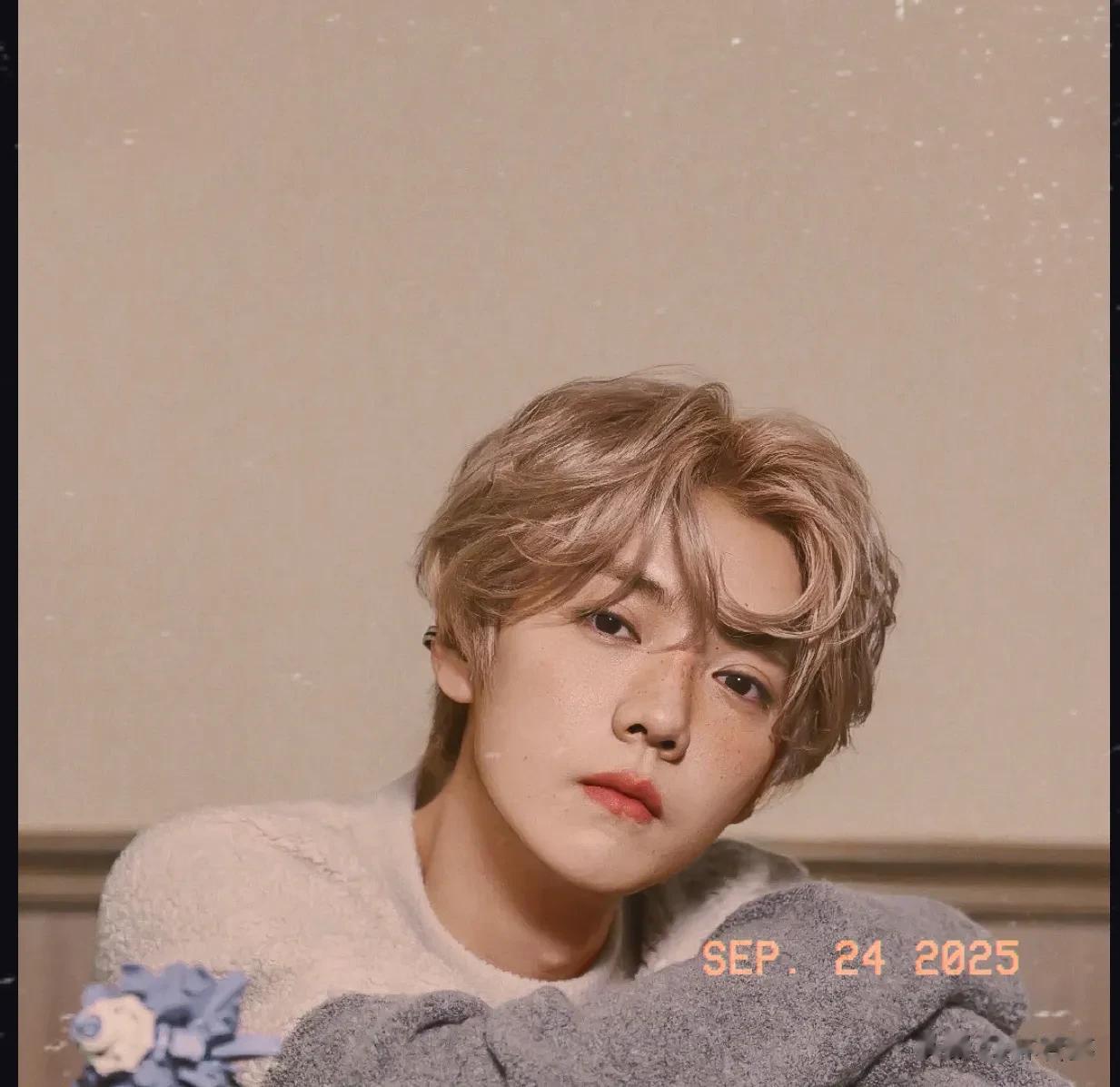 鹿晗现身机场被偶遇,一头红发帅爆了,手中“爱马仕橙”手机抢镜