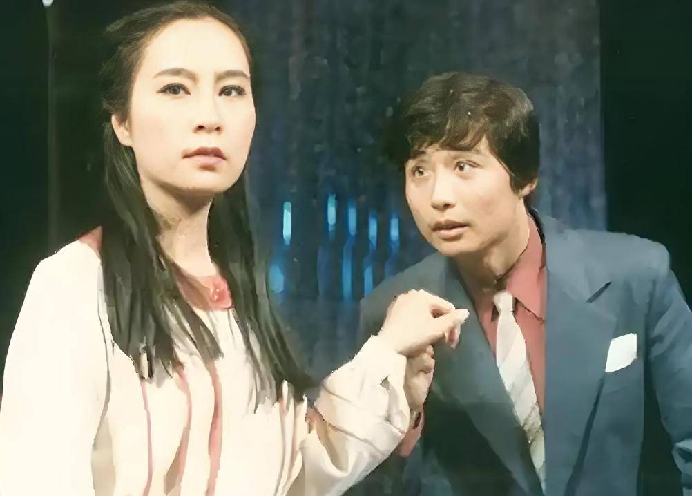 孩子父亲真相大白一月后，奚美娟低调露面，手足无措，落寞呆坐