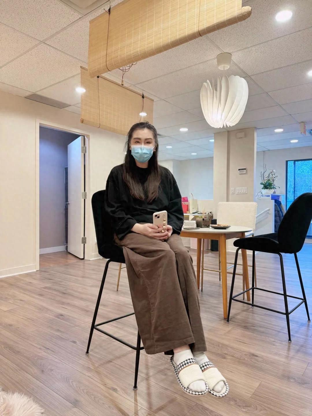 58岁王祖贤健身房运动，举铁戴口罩眉头紧皱，肚大如箩真该减肥了