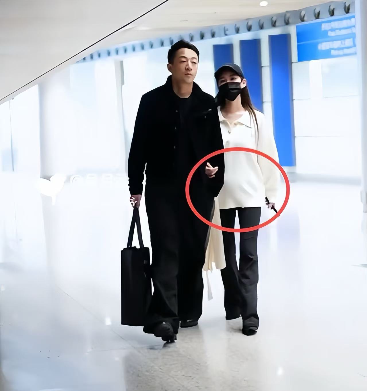 汪小菲夫妻现身机场，马筱梅挺孕肚步履蹒跚，刚陪完大S儿女回京