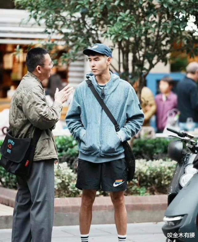 阮经天台北路边喝咖啡,当众抽烟没有明星包袱,43岁男性魅力爆棚