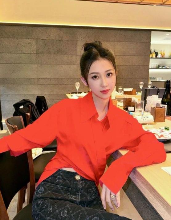 潘玮柏终于敢秀老婆,戴大金链像土豪,老婆穿紧身裙比女明星辣眼