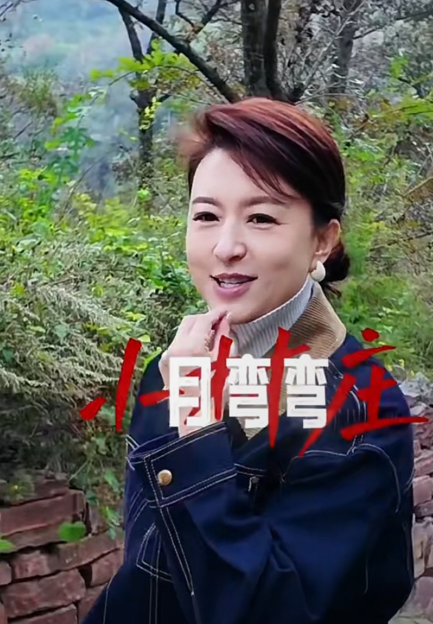 张蕾打卡乡村美景，牛仔造型清爽，低马尾简约又高级