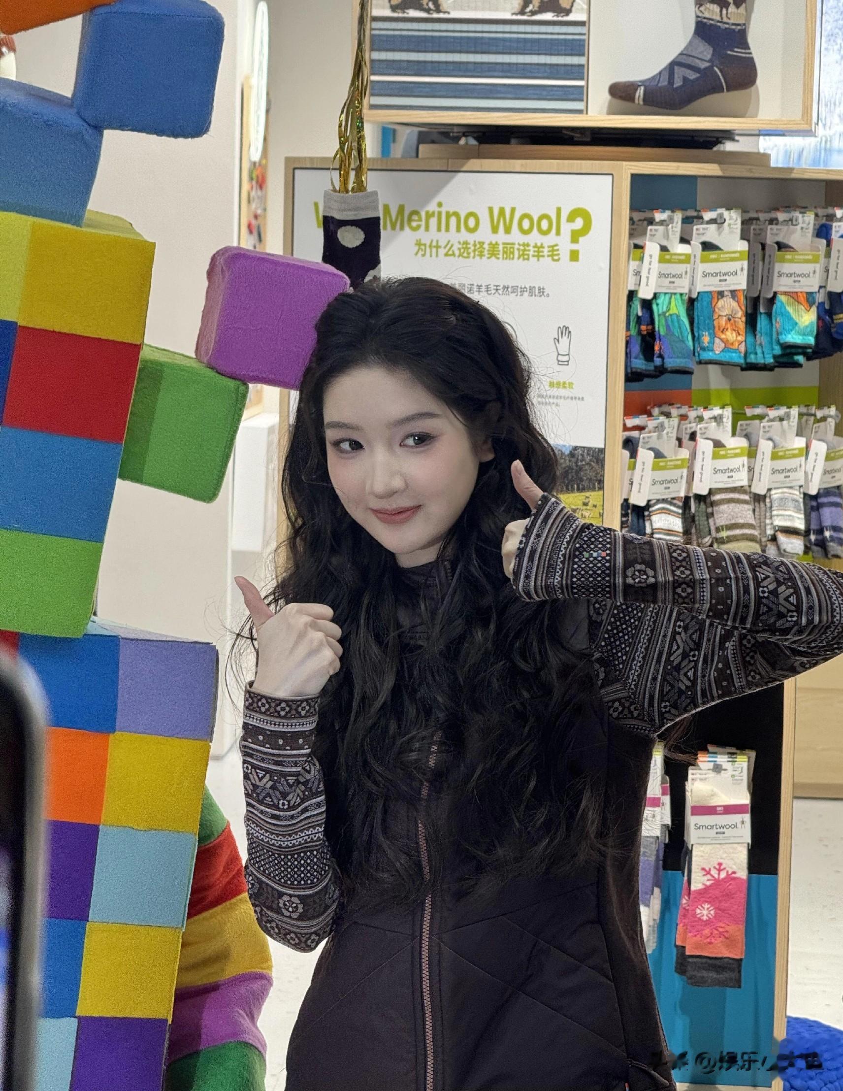 王玉雯北京出席线下活动，一袭浪漫波浪卷造型，这优雅范儿太绝了