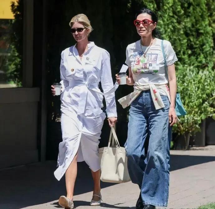 邓文迪为超模小KK站台！穿新中式眼神变自信，母凭女贵人脉更强了