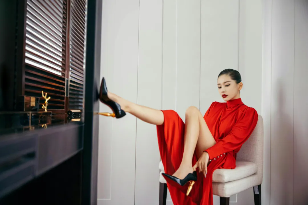 王子文婀娜多姿 白皙美足