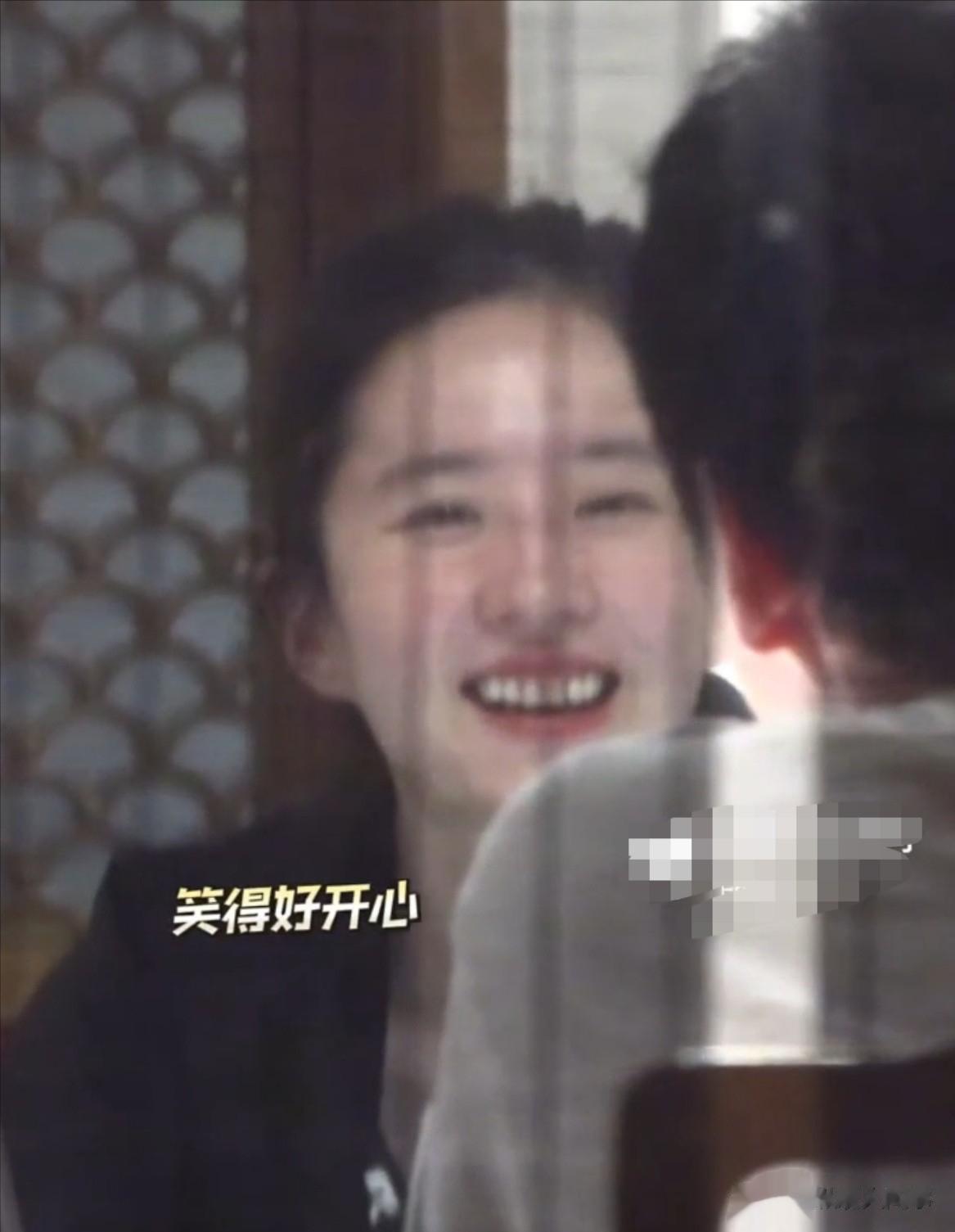 38岁刘亦菲和好友吃火锅,纯素颜胖不少脸又肿又红,酷似沈腾老婆