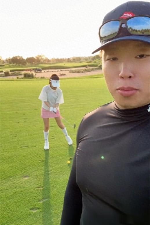 烧饼带妻子打高尔夫,姿势优雅,网友羡慕,霸总和他的小娇妻