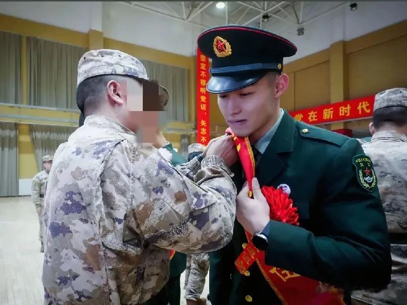 于文红小男友任任：退伍兵傍富婆我忍了，炫软饭践踏军魂真忍不了