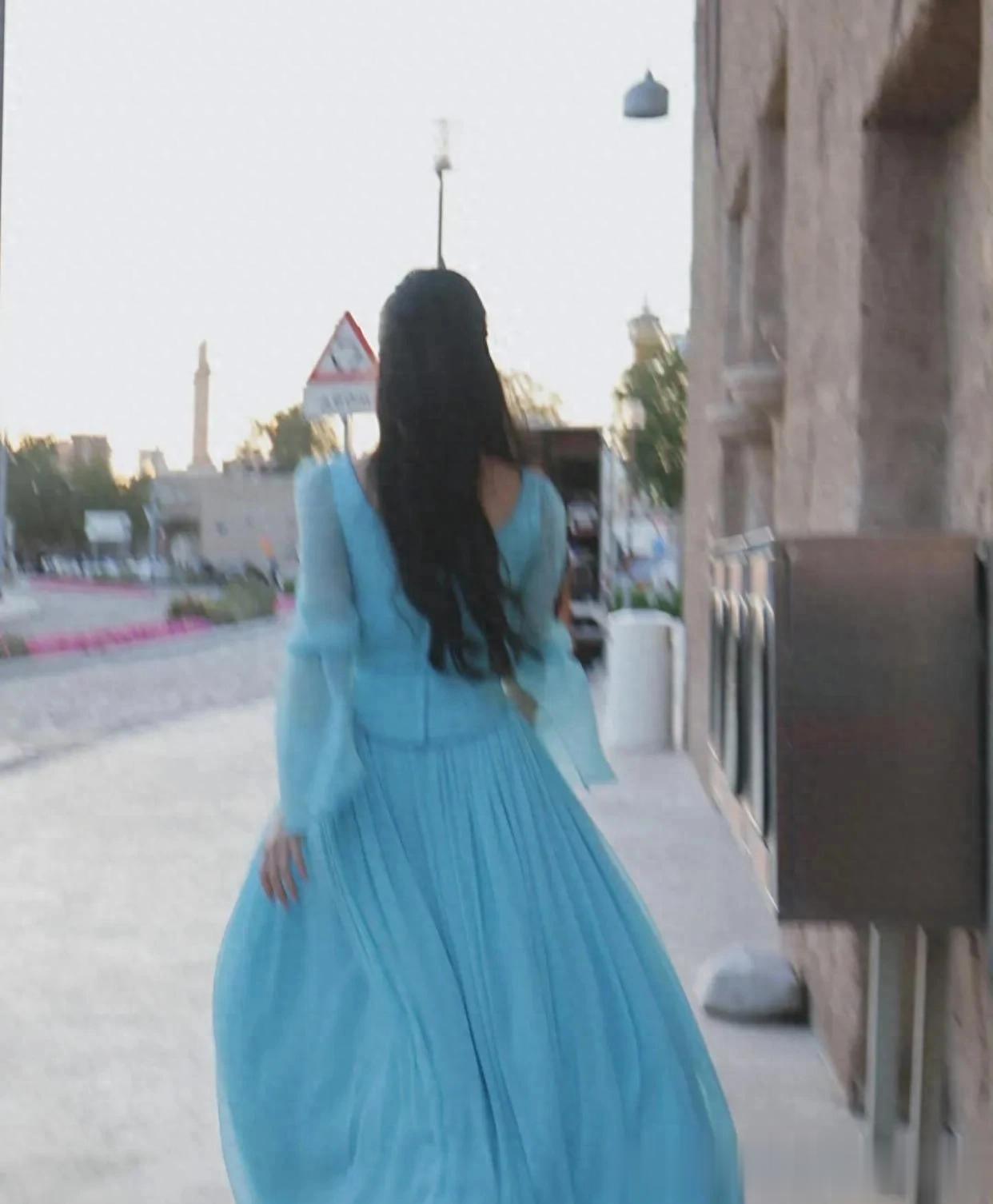 宋慧乔晒迪拜蓝裙背影照！和穿风衣完全是两种风格，美的多元化