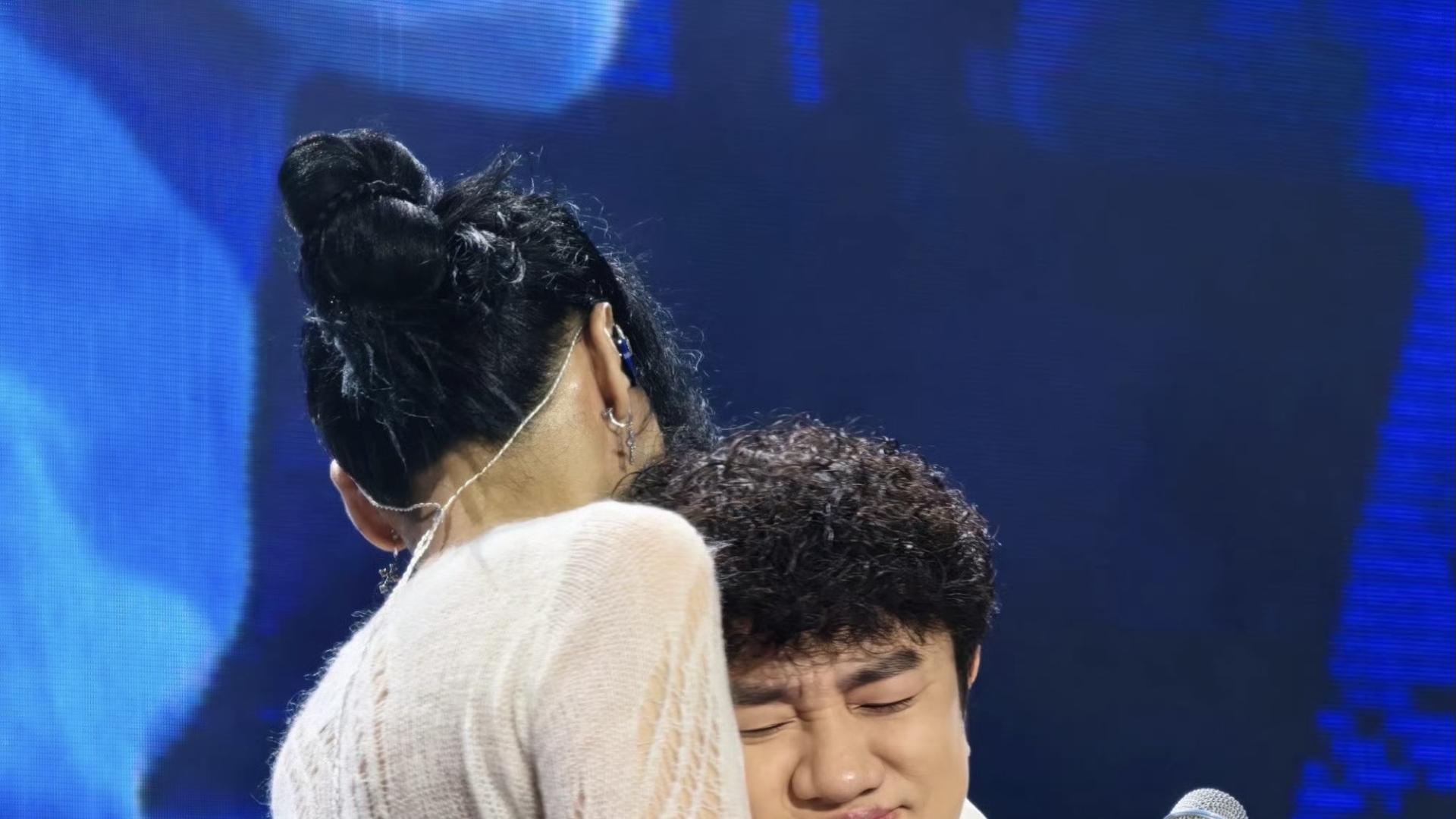 知名港星疑与高挑女子亲密拥抱，将头埋于对方胸口，举动引发误会