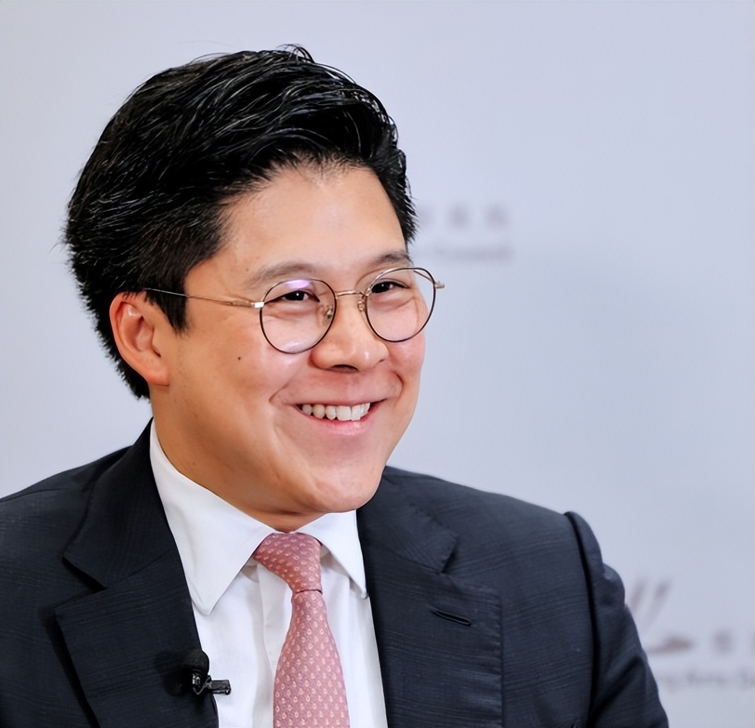 摊牌了！霍启刚罕谈婚姻，工作太忙压力大，婚后真实关系藏不住了