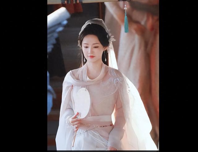李沁粉色纱衣出镜,轻摇团扇,少女感十足!