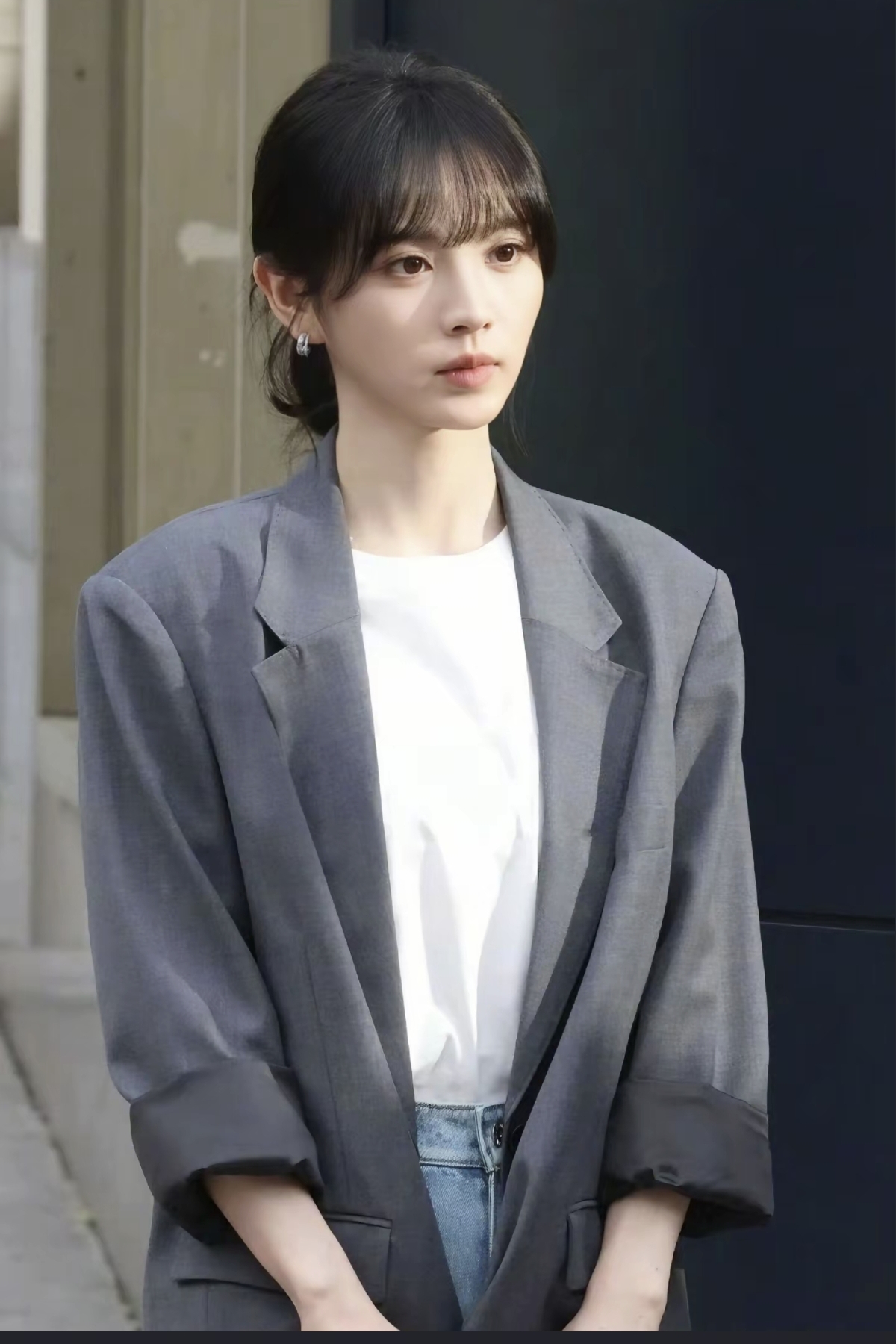 田曦薇拍戏被偶遇，灰色西装搭牛仔裤很干练清爽，她笑起来真好甜