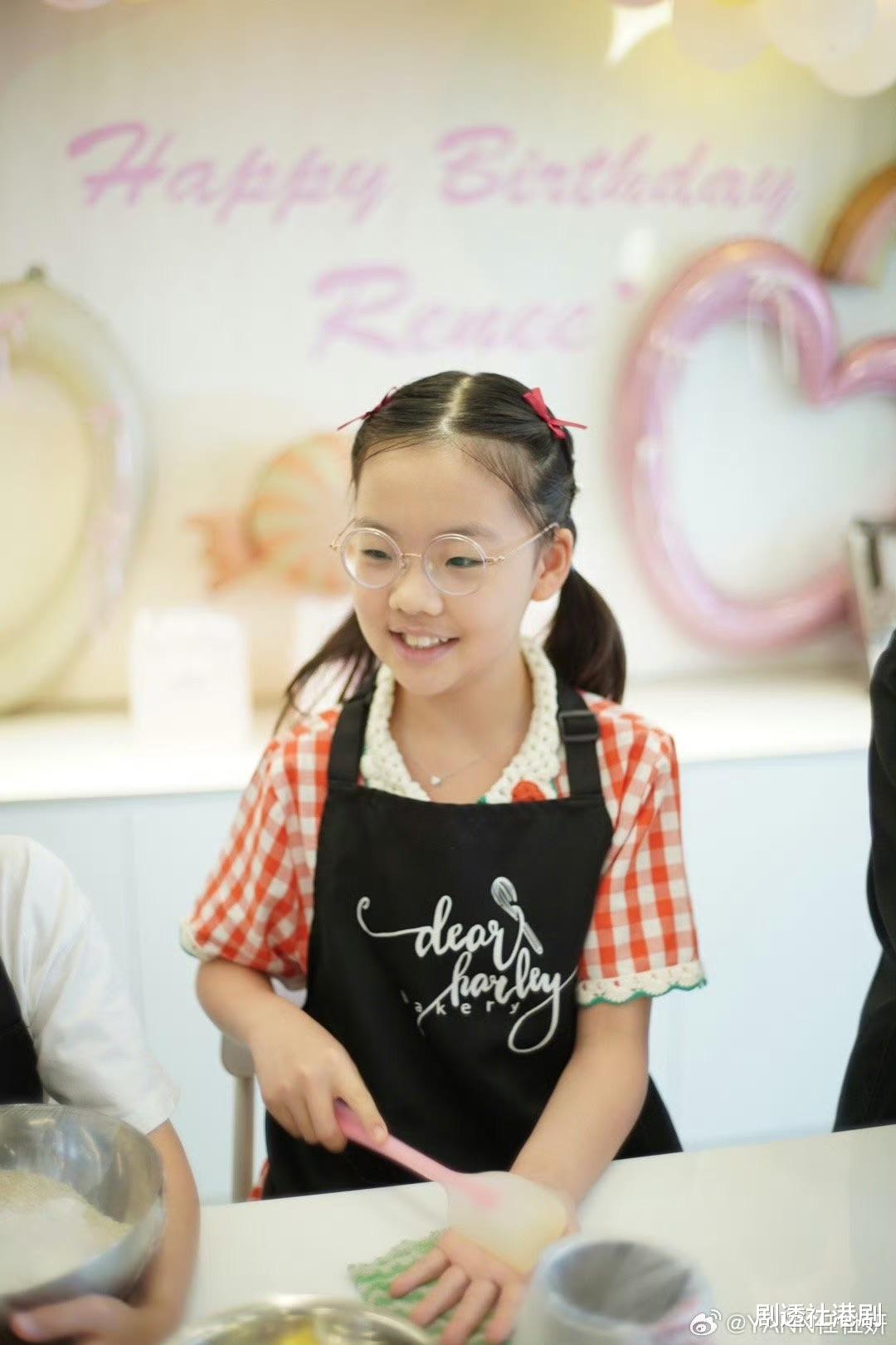 TVB视帝携妻为女儿庆生！10岁小家伙被指像爷爷，一家四口太温馨