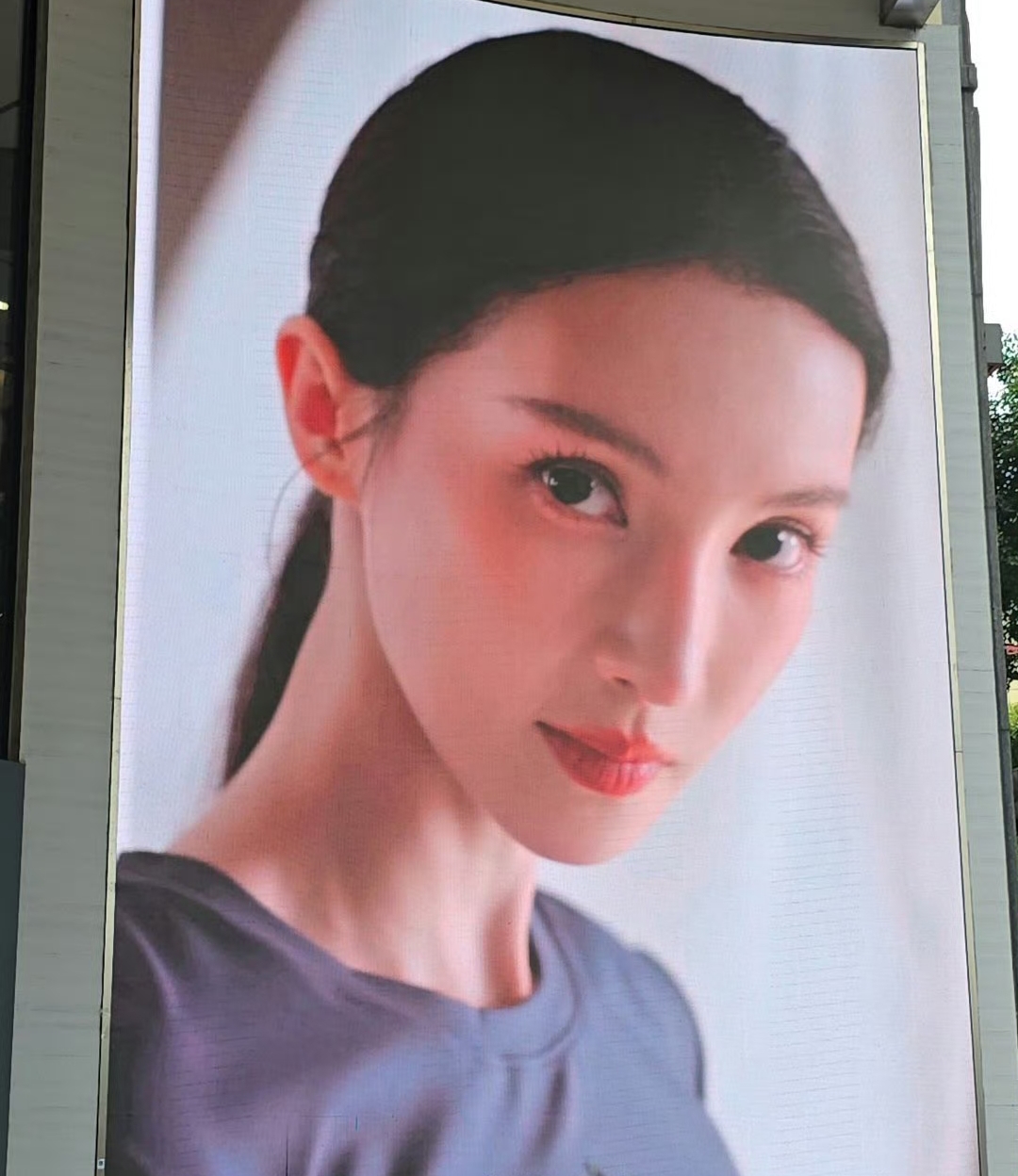 酒店地下停车场偶遇金晨，又瘦又白五官超精致但跟以前又不一样了