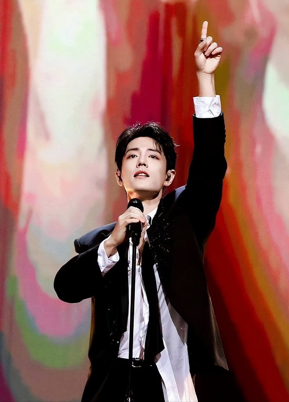 央视“点名”才几天,肖战因一个举动,再令杨紫和所有人刮目相看