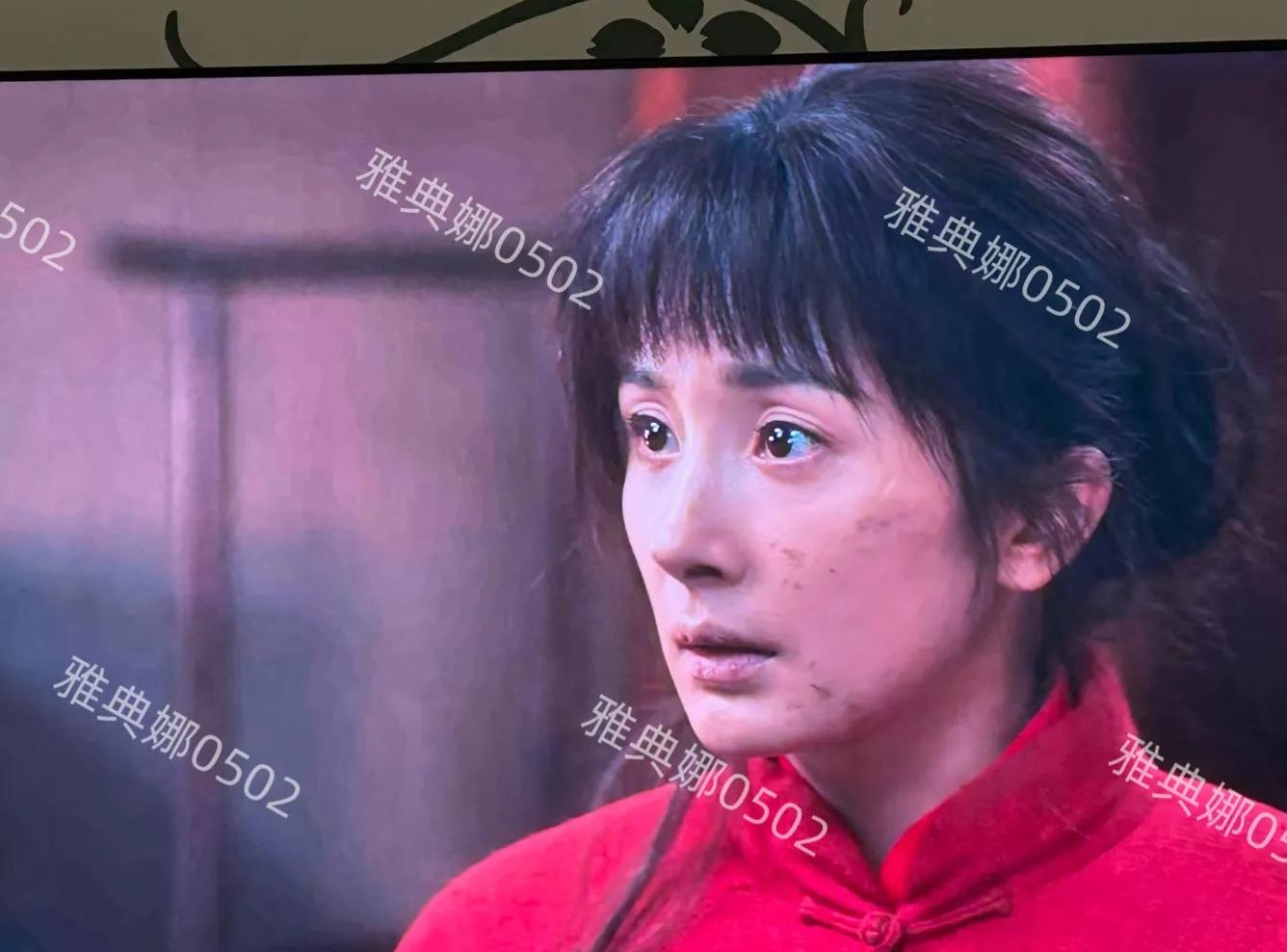 杨幂为了宣传新剧《生万物》真的很拼很用心，连红毯现场都在追剧