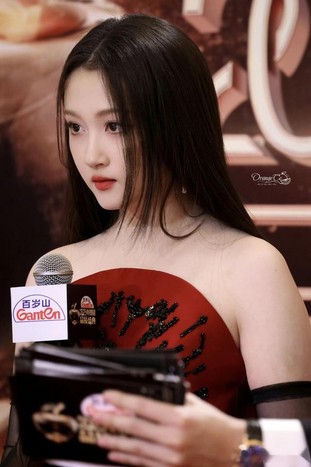 关晓彤 身着一袭酒红色拖尾裙装，亮相电视剧品质盛典红毯。