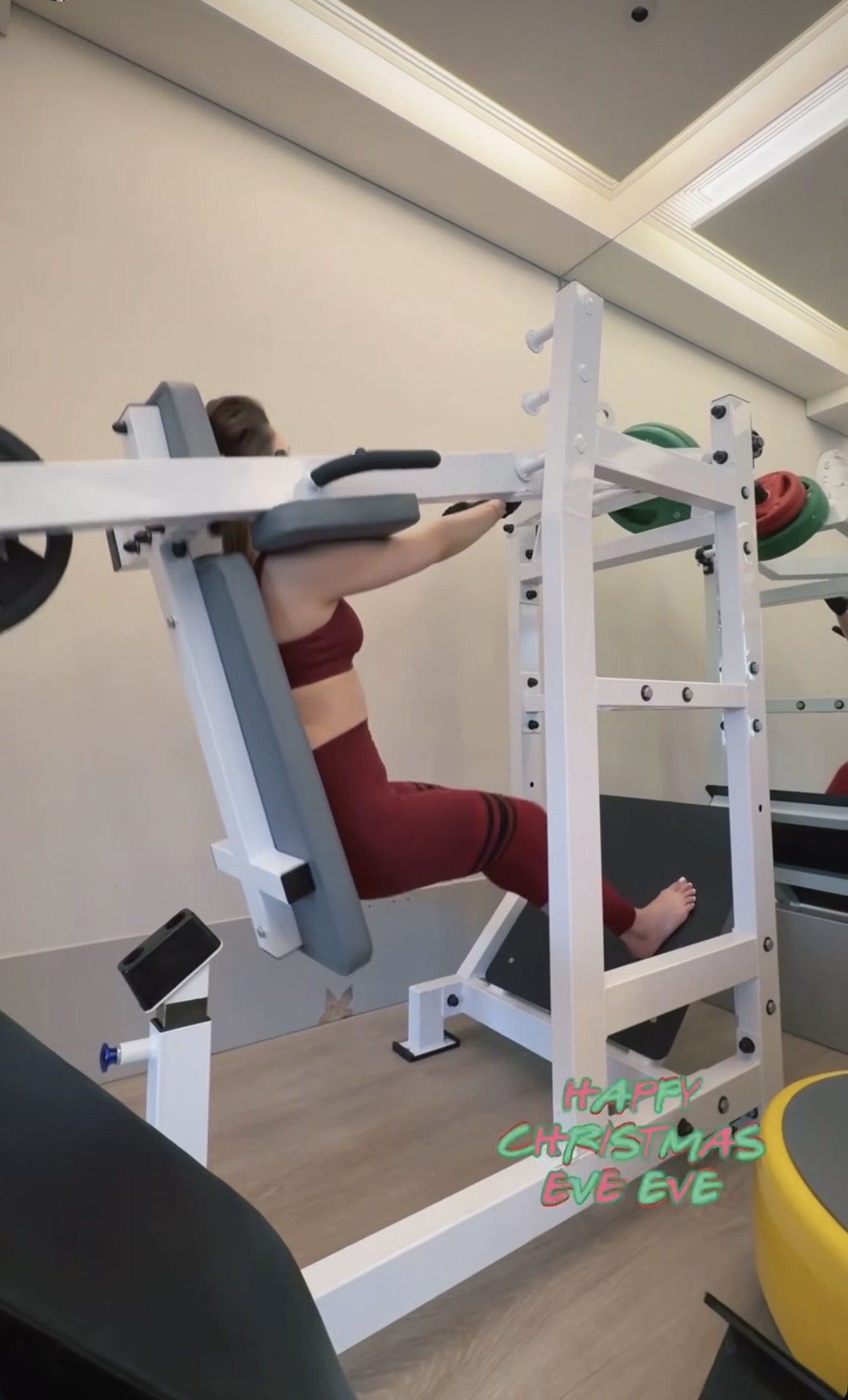 何超云平安夜盛装赴约，穿酒红色长裙明艳动人，被曝交往了新男友