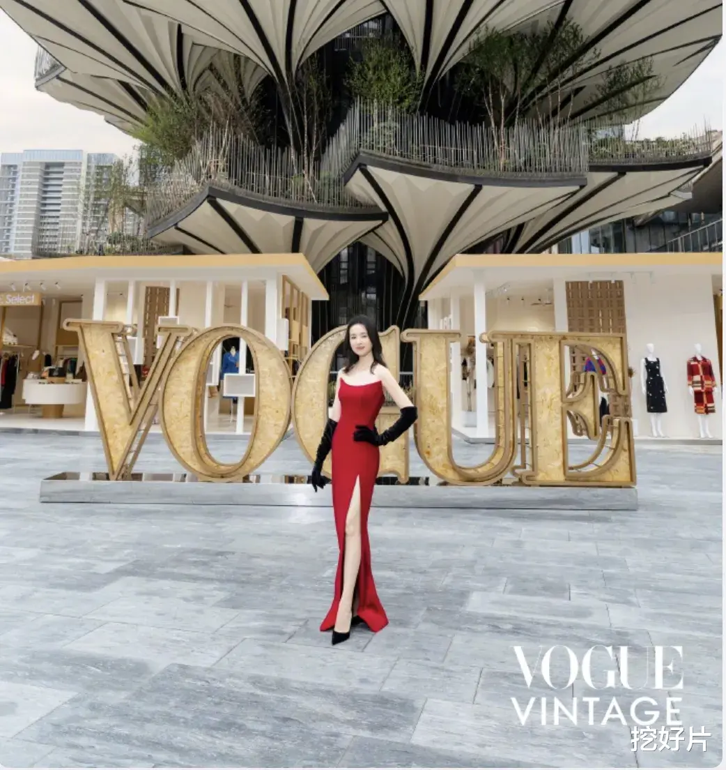 VOGUE红毯:景甜黑色旗袍曼妙,朱珠撑住了,宋祖儿瘦成大头娃娃