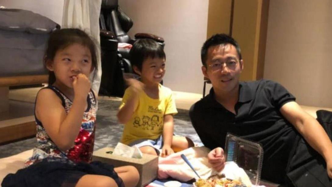 汪小菲携女享用高端法餐，小玥儿造型神似大S引关注