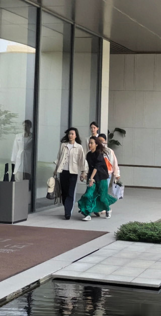 40岁王丽坤上海买房，看千万顶豪大平层，素颜穿休闲装获VIP优待