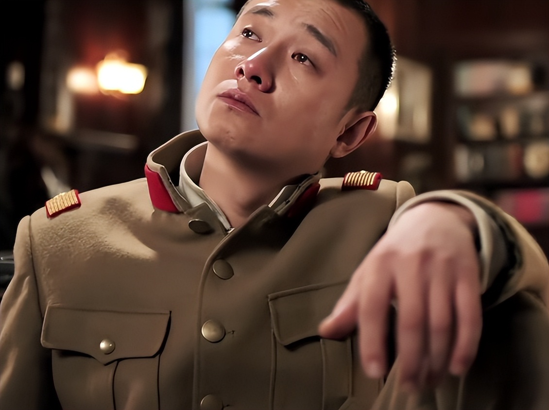 41岁文章腰部受伤!上海演出痛到呲牙咧嘴、两人搀扶,头顶也秃了