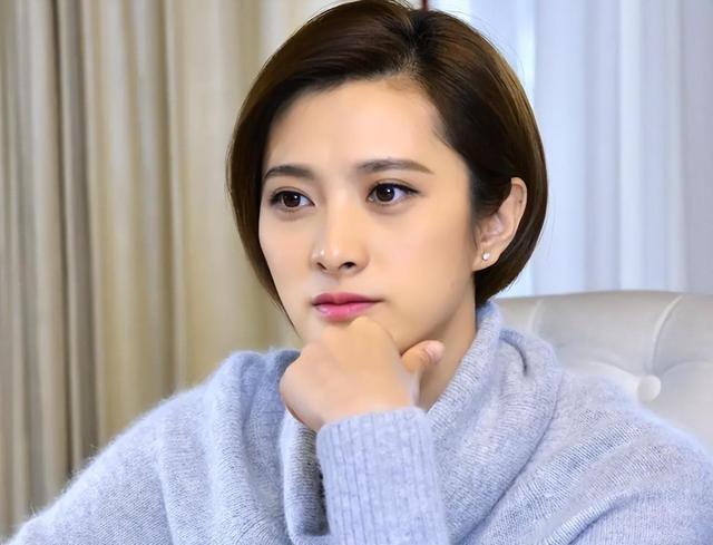 她被靳东抛弃,转身嫁父亲选的男人,45 岁被宠成公主,她凭什么?