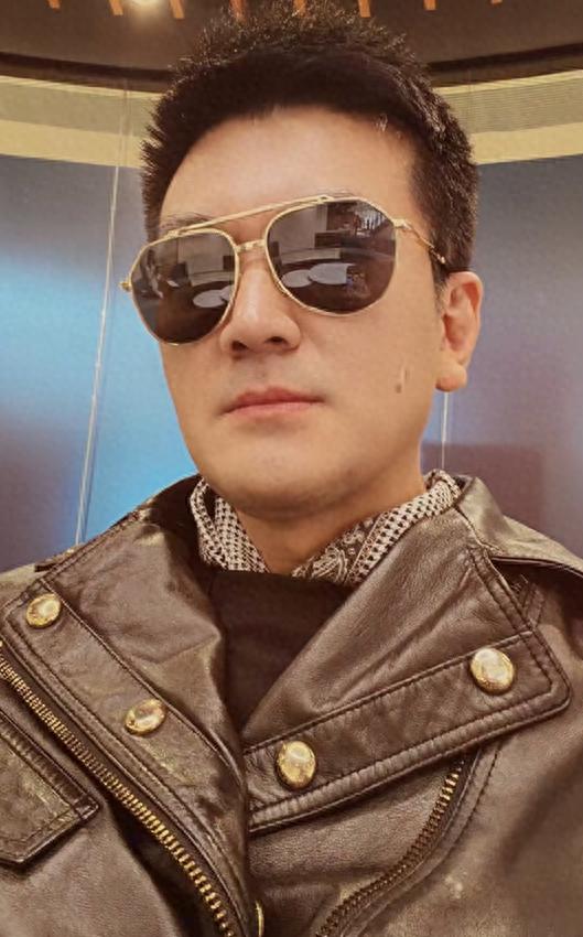 黄圣依13岁儿子安迪从国外转学到香港读书，杨子和女朋友亲自送去