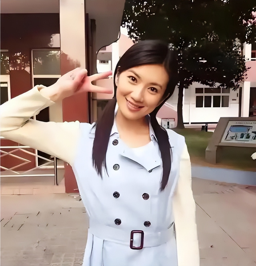 她在上海女团出道，却转身成为央视主持，46岁宛如少女，婚姻成迷