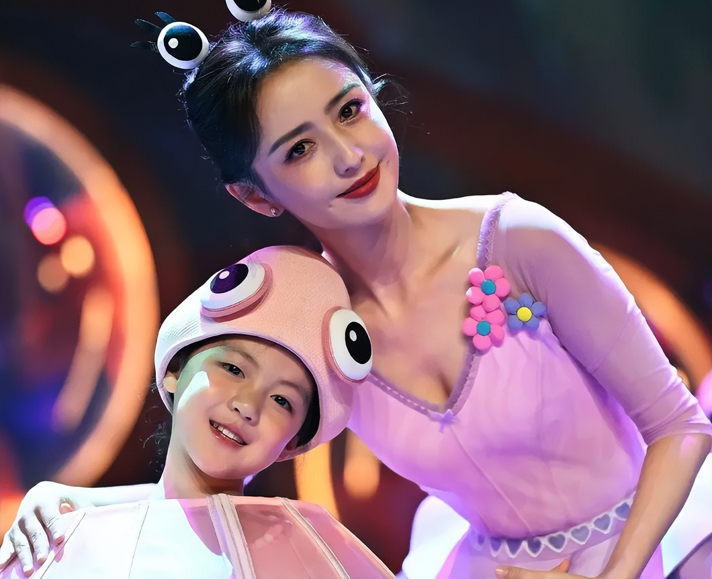 陈思诚儿子朵朵唱跳视频上热搜！再次证明了基因这玩意真的很玄乎！