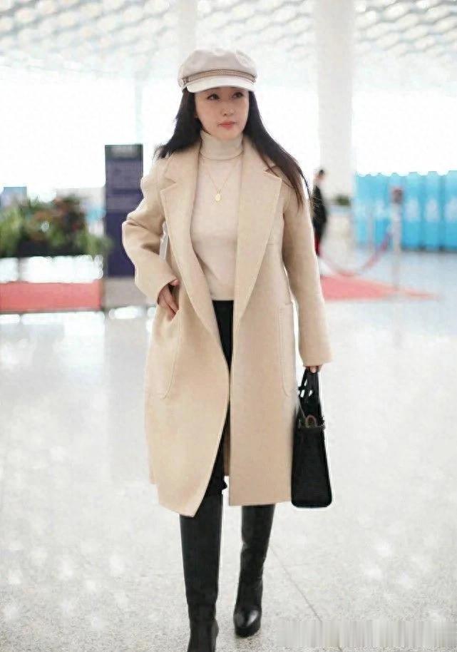 杨钰莹真是中年女人的穿搭标杆！穿大衣+毛衣+长筒靴，时髦又高级