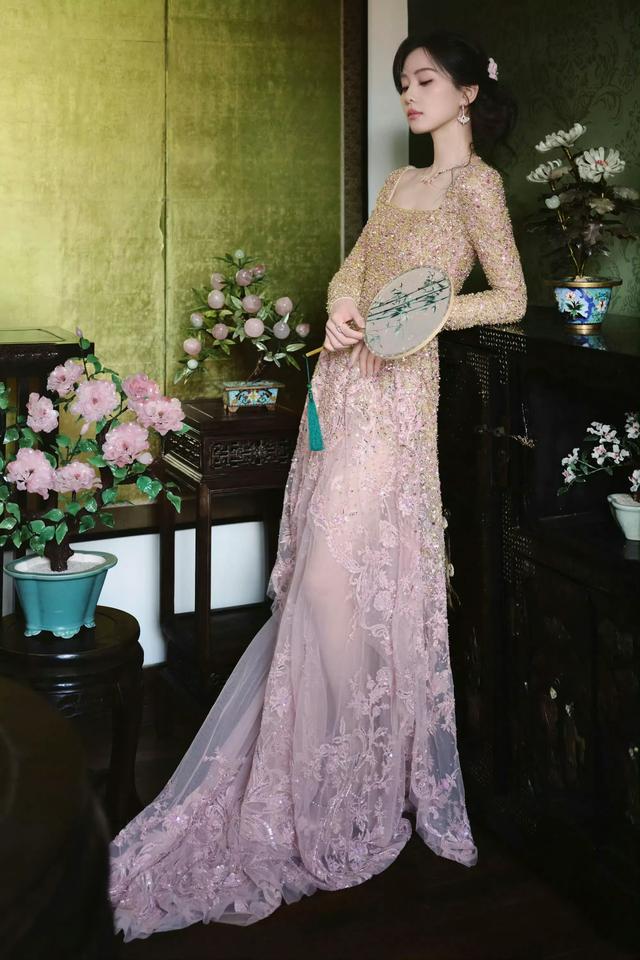 刘诗诗粉色亮片拖尾裙