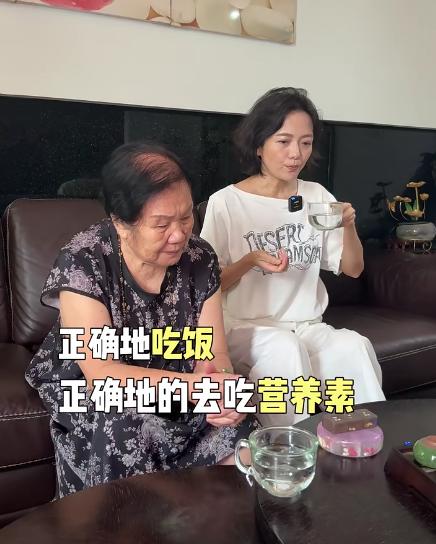 杨乐乐17年婚姻再遭质疑!面黄肌瘦断崖衰老,回应汪涵没陪护原因