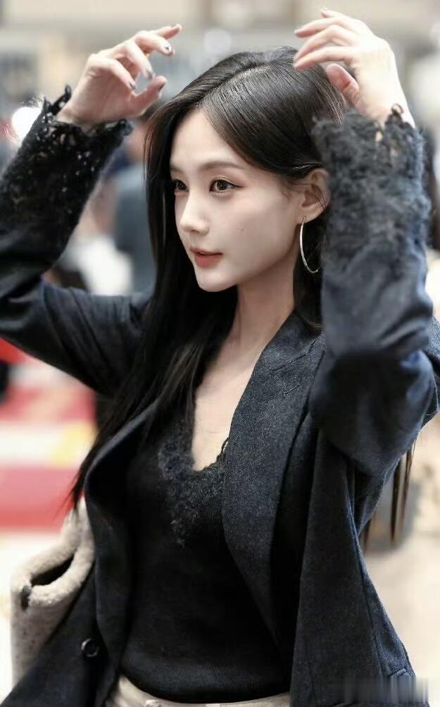 李一桐出发米兰时装周，穿灰色蕾丝边西服，溢出屏幕的姐感好美