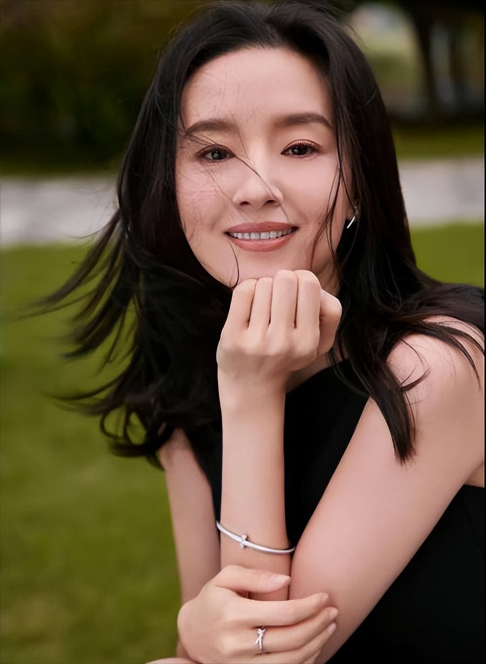 离婚十年，45岁董洁天安门骑行，大口吃肉穿2w羽绒服，生活很潇洒