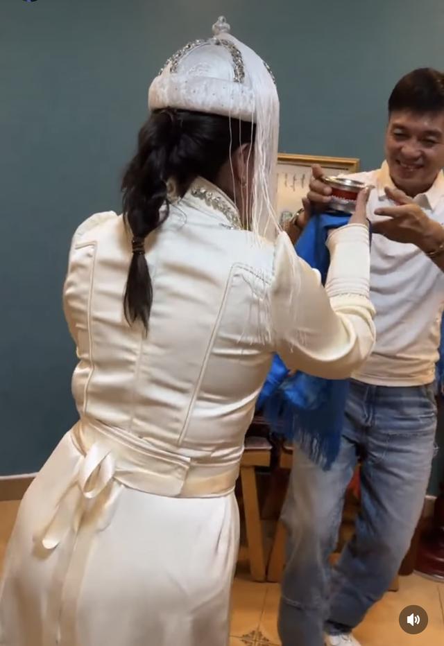 54岁港姐随内蒙古丈夫回老家，首次在蒙古包吃饭，丈夫大跳蒙古舞