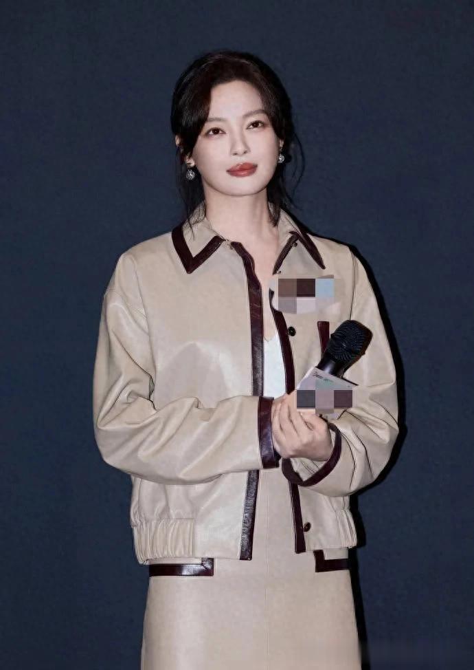 39岁辛芷蕾换风格后气质大变！穿卡其色皮夹克+半身裙 高级又洋气