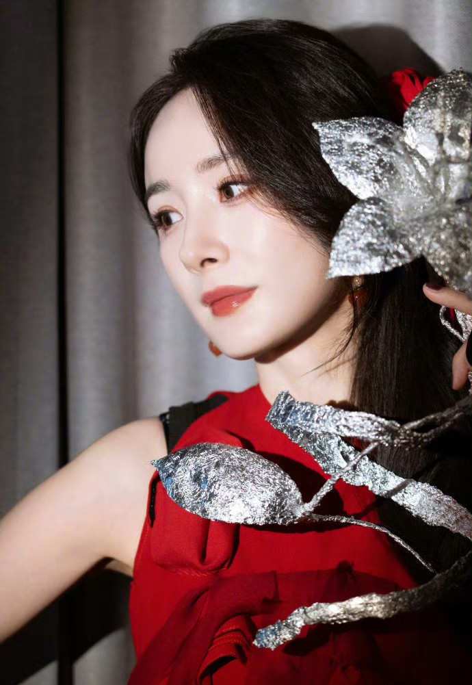 杨幂录节目最新造型好美，她真的好适合红色啊，简直不要太迷人呀